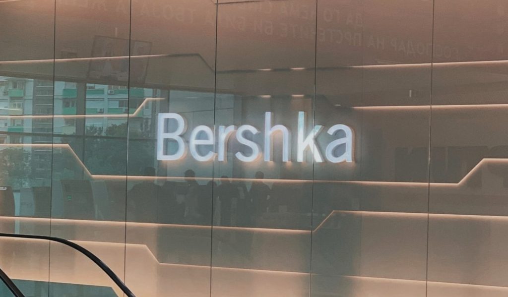 bershka rotulo luminoso personalizado