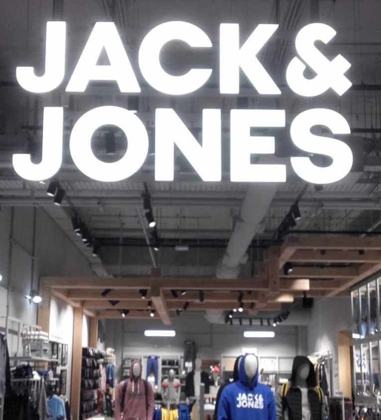 retail design rótulo jack&jones